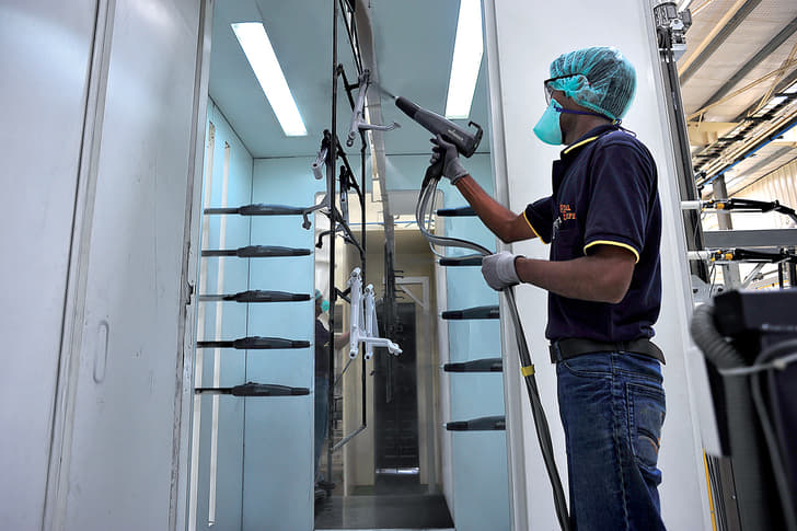 The chassis and other aluminium parts, like the engine's exterior surfaces, are powder-coated. 